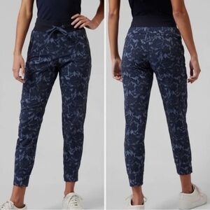 Athleta 12 Trekkie North Printed Jogger Pants Navy Blue Floral Athleisure 12P
